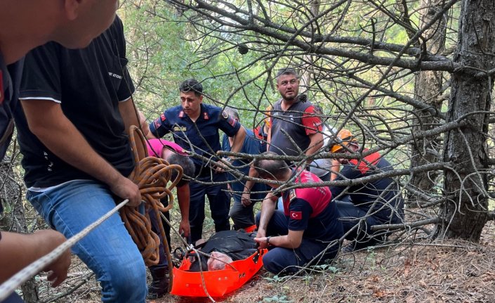 Amasya'da dere yatağına düşen kişiyi AFAD ve itfaiye ekipleri kurtardı