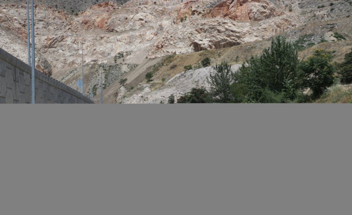 Amasya'da devrilen tüp yüklü kamyondan fırlayan sürücü ağır yaralandı