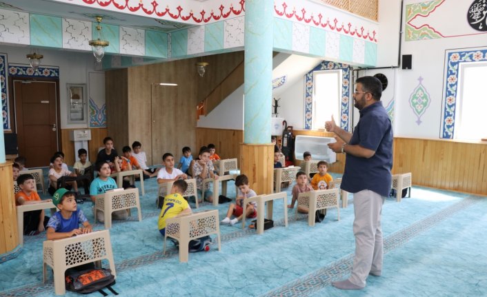 Amasya'da imam camiyi sevdirmek için minik öğrencileriyle güreşiyor