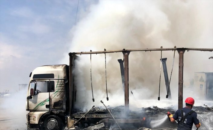 Amasya'da mobilya yüklü tırda çıkan yangın söndürüldü