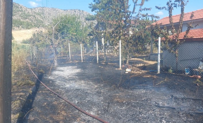 Amasya'da ot yangını evlere sıçramadan söndürüldü