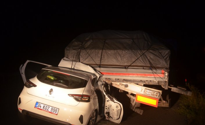 Amasya'da tıra çarpan otomobildeki 5 kişi yaralandı