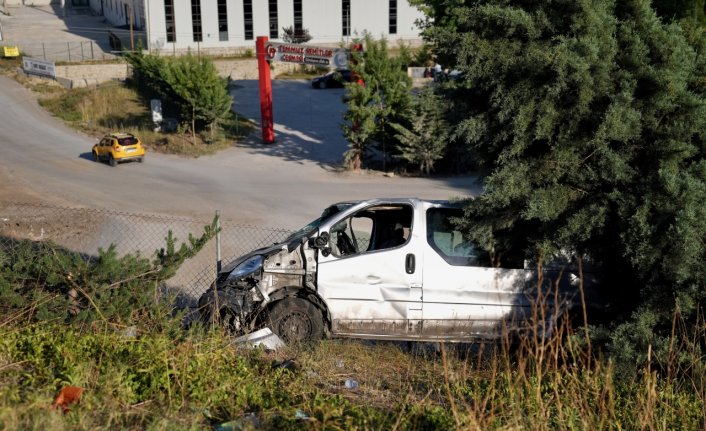 Anadolu Otoyolu'nda şarampole devrilen hafif ticari araçtaki 1 kişi öldü, 2 kişi yaralandı