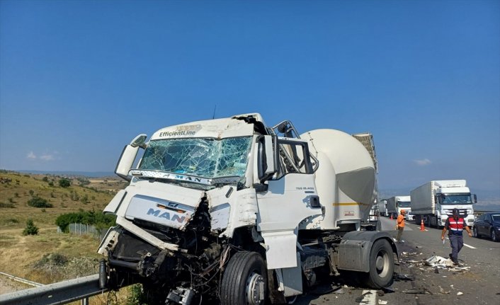 Anadolu Otoyolu'nun Bolu kesiminde tır ile tankerin karıştığı kazada 1 kişi yaralandı