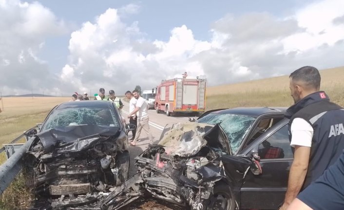 Bayburt'ta iki otomobil çarpıştı, 5 kişi yaralandı