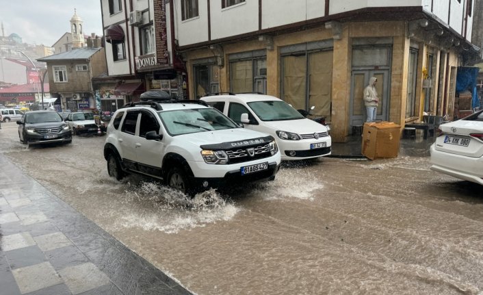 Bayburt'ta sağanak su baskınlarına neden oldu