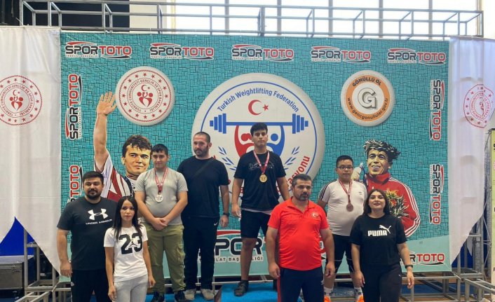 Bolu'da düzenlenen Minikler ve 15 Yaş Altı Ferdi Türkiye Halter Şampiyonası sona erdi