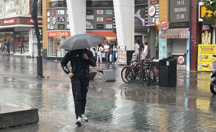 Bolu'da sağanak nedeniyle bazı evleri ve alt geçitleri su bastı