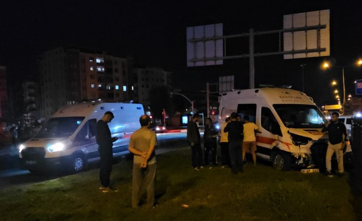 Çorum'da ambulansla otomobilin çarpışması sonucu 6 kişi yaralandı