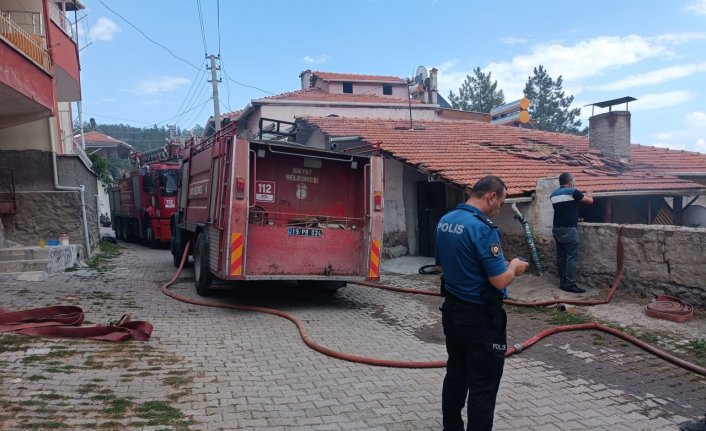 Çorum'da çıkan yangında dumandan etkilenen anne ve oğlu hastaneye kaldırıldı