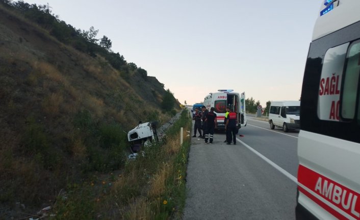 Çorum'da devrilen araçtaki aynı aileden 4 kişi yaralandı