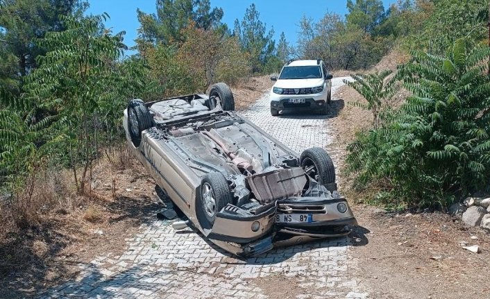 Çorum'da devrilen otomobildeki 2 kişi yaralandı