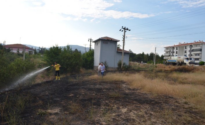 Çorum'da elektrik direğinden düşen kıvılcımların çıkardığı yangın söndürüldü