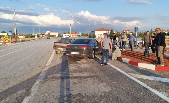 Çorum'da iki otomobil çarpıştı, 2 kişi yaralandı