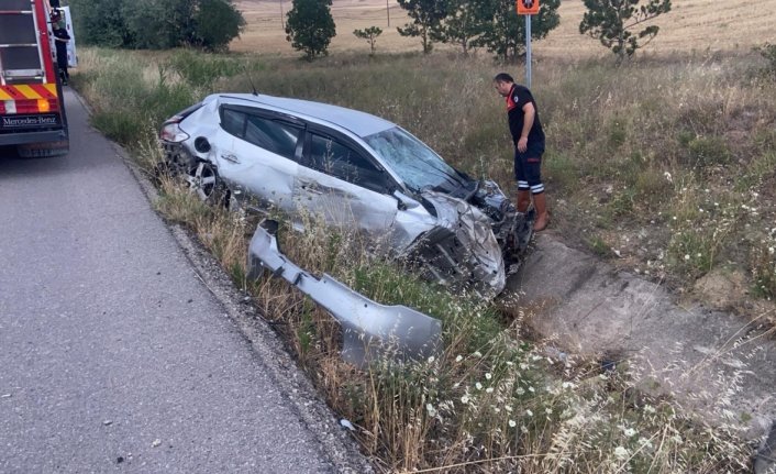 Çorum'da şarampole devrilen otomobilin sürücüsü yaralandı