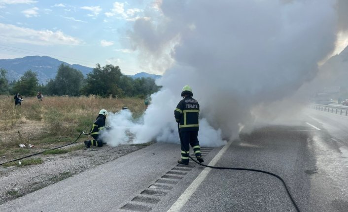 Çorum'da seyir halindeyken otomobilde çıkan yangını itfaiye ekipleri söndürdü