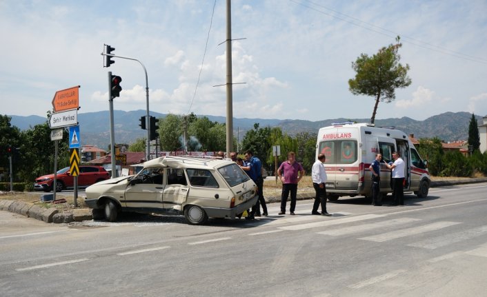 Çorum'da yolcu otobüsüyle çarpışan otomobilin sürücüsü yaralandı