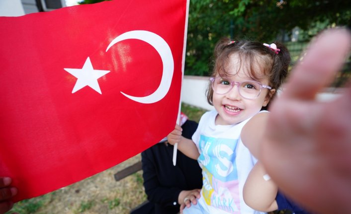 Düzce Valisi Aslan'dan makam aracındaki Türk bayrağını öpen kardeşlere şehir turu jesti