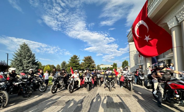 Düzce'de 400 motosikletle “15 Temmuz Motosiklet Turu“ düzenlendi