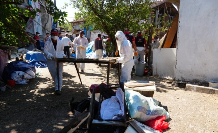 Düzce'de bir evden 42 kamyon çöp çıkarıldı