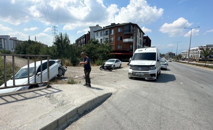 Düzce'de cenaze nakil aracının otomobile çarpması güvenlik kamerasında