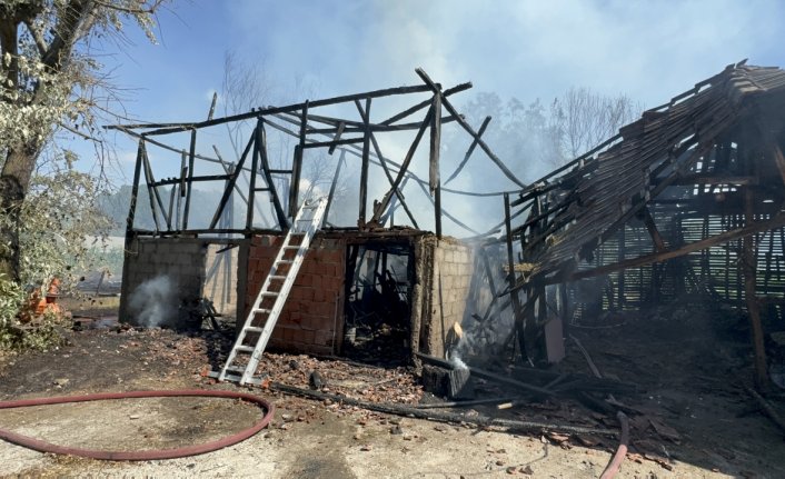 Düzce'de ev ve eklentilerine sıçrayan anız yangını itfaiye ekiplerince söndürüldü