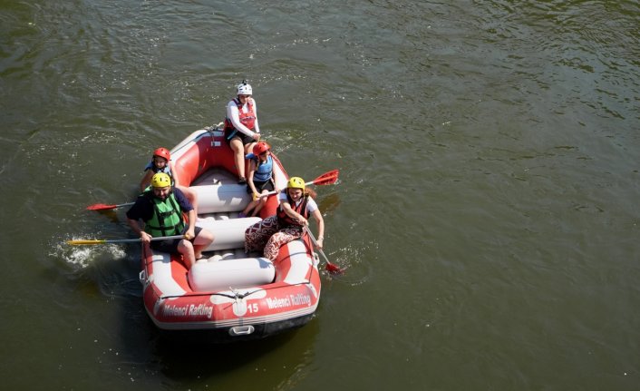 Düzce'de maceraseverler sıcakta rafting yaparak serinliyor