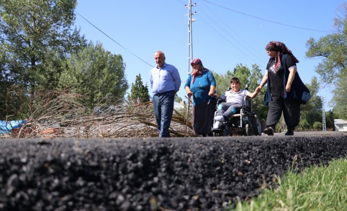 Engelli çocuğun evinin yolu rahat tekerlekli araç kullanabilmesi için asfaltlandı