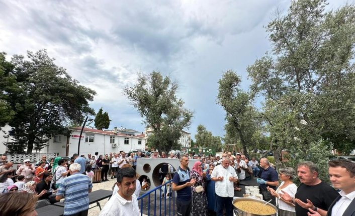 Gerze Belediyesi vatandaşlara aşure dağıttı