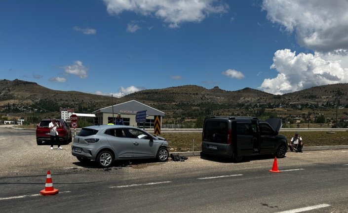 Giresun'da otomobil ile hafif ticari aracın çarpışması sonucu 2 kişi yaralandı