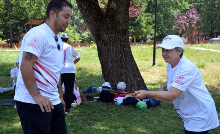 Gölcük Tabiat Parkı'nda spor yaparak hareketli yaşama dikkat çektiler