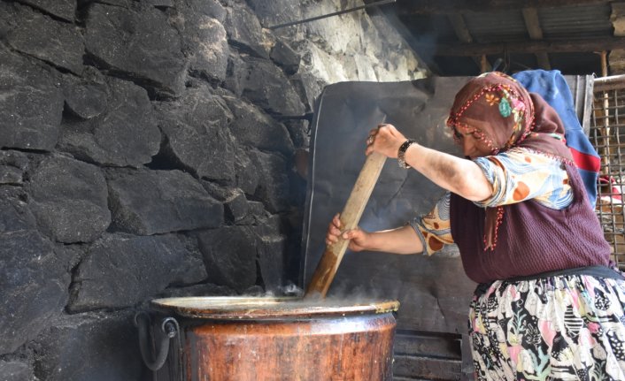 Gümüşhane'de kazanlar pestil için kaynıyor