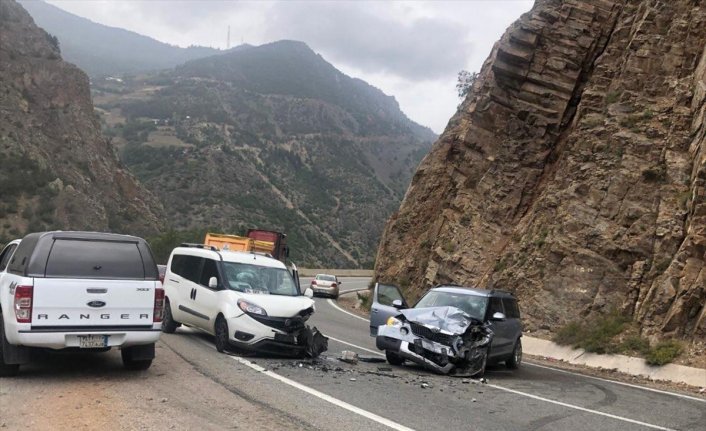 Gümüşhane'de trafik kazasında 4 kişi yaralandı