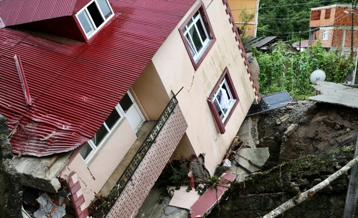 Giresun'da sağanak nedeniyle bir ev yan yattı, su baskınları oluştu