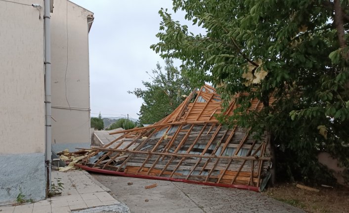 Kastamonu'da fırtına okulun çatısını uçurdu