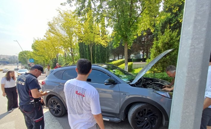 Karabük'te otomobilin alt kısmına giren kedi yavrusu kurtarıldı