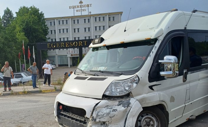 Karabük'te üç aracın karıştığı kazada 4 kişi yaralandı