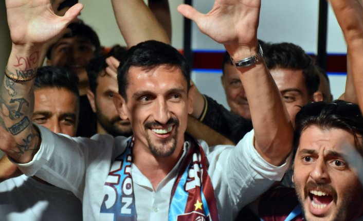 Karadağlı futbolcu Stefan Savic, transfer görüşmeleri için Trabzon'a geldi