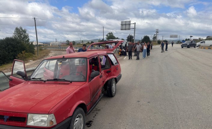 Kastamonu'da 3 aracın karıştığı trafik kazasında 12 kişi yaralandı