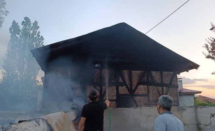 Kastamonu'da çıkan yangında 2 ev, samanlık, ahır, traktör ve ambarlar zarar gördü