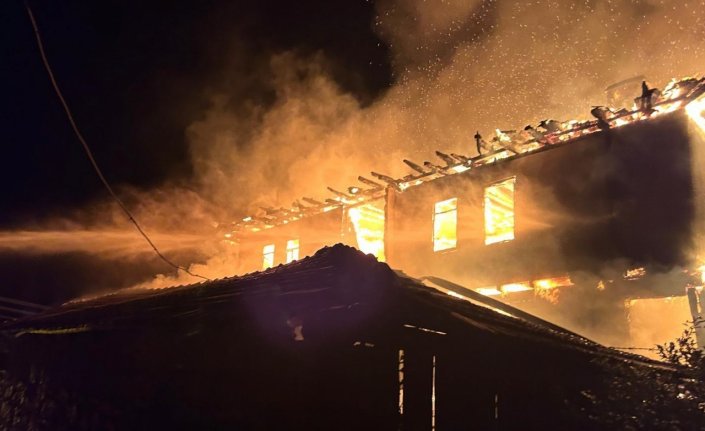 Kastamonu'da çıkan yangında 3 katlı ev kullanılamaz hale geldi