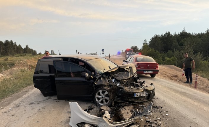 Kastamonu'da iki otomobilin çarpıştığı kazada 2'si çocuk 9 kişi yaralandı