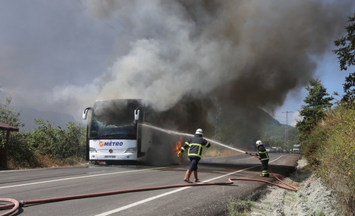 Kastamonu'da seyir halindeki yolcu otobüsü yangın sonucu kullanılamaz hale geldi