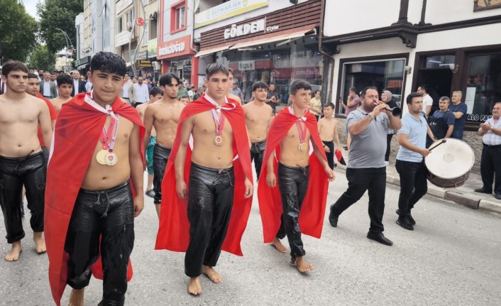 Kırkpınar'dan madalya ile dönen pehlivanlar Tokat'ta davul zurnayla karşılandı