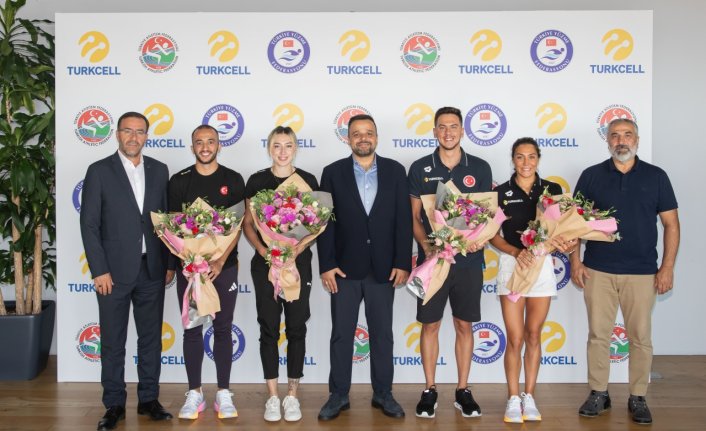 Olimpiyatlarda yarışacak sporcular Turkcell Plaza'da  moral depoladı