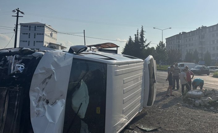 Ordu'da minibüs ile kamyonetin çarpıştığı kazada 7 kişi yaralandı