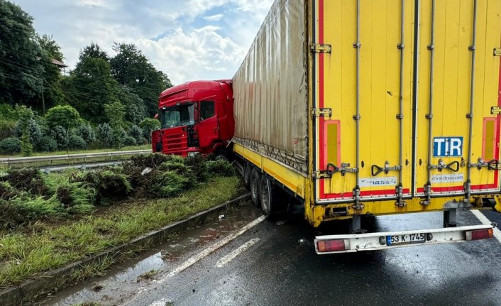 Rize'de tırın refüje çarptığı kazada sürücü yaralandı