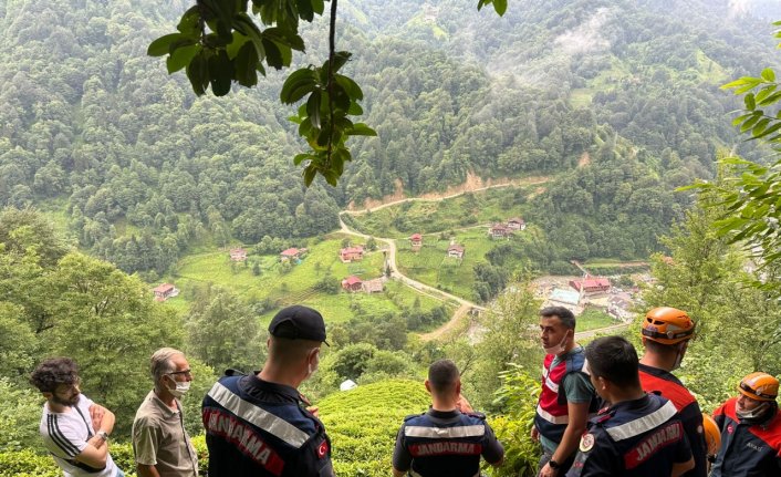 Rize'de yaş çay bahçesinde erkek cesedi bulundu