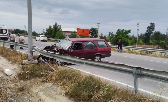 Yakakent'te bariyere çarpan otomobildeki 2 kişi yaralandı