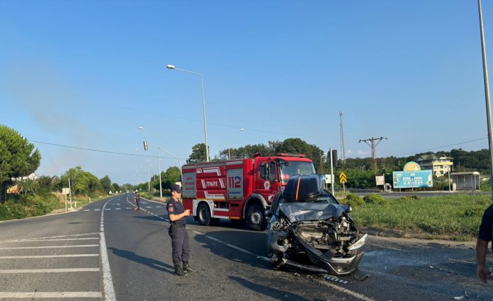 Samsun'da otobüsle çarpışan otomobildeki yolcu yaralandı